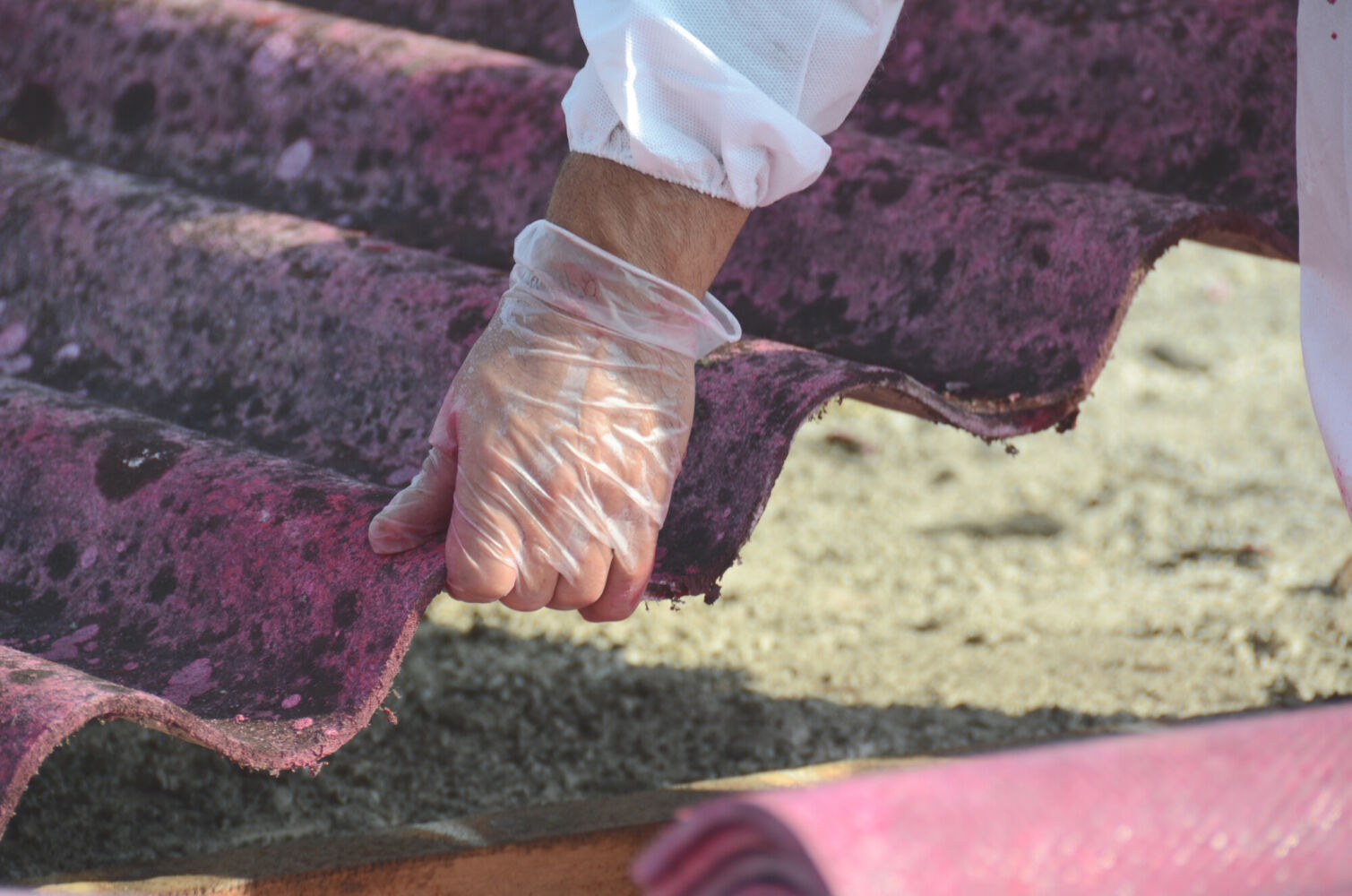 Operazioni di bonifica amianto: il rischio compatto e friabile